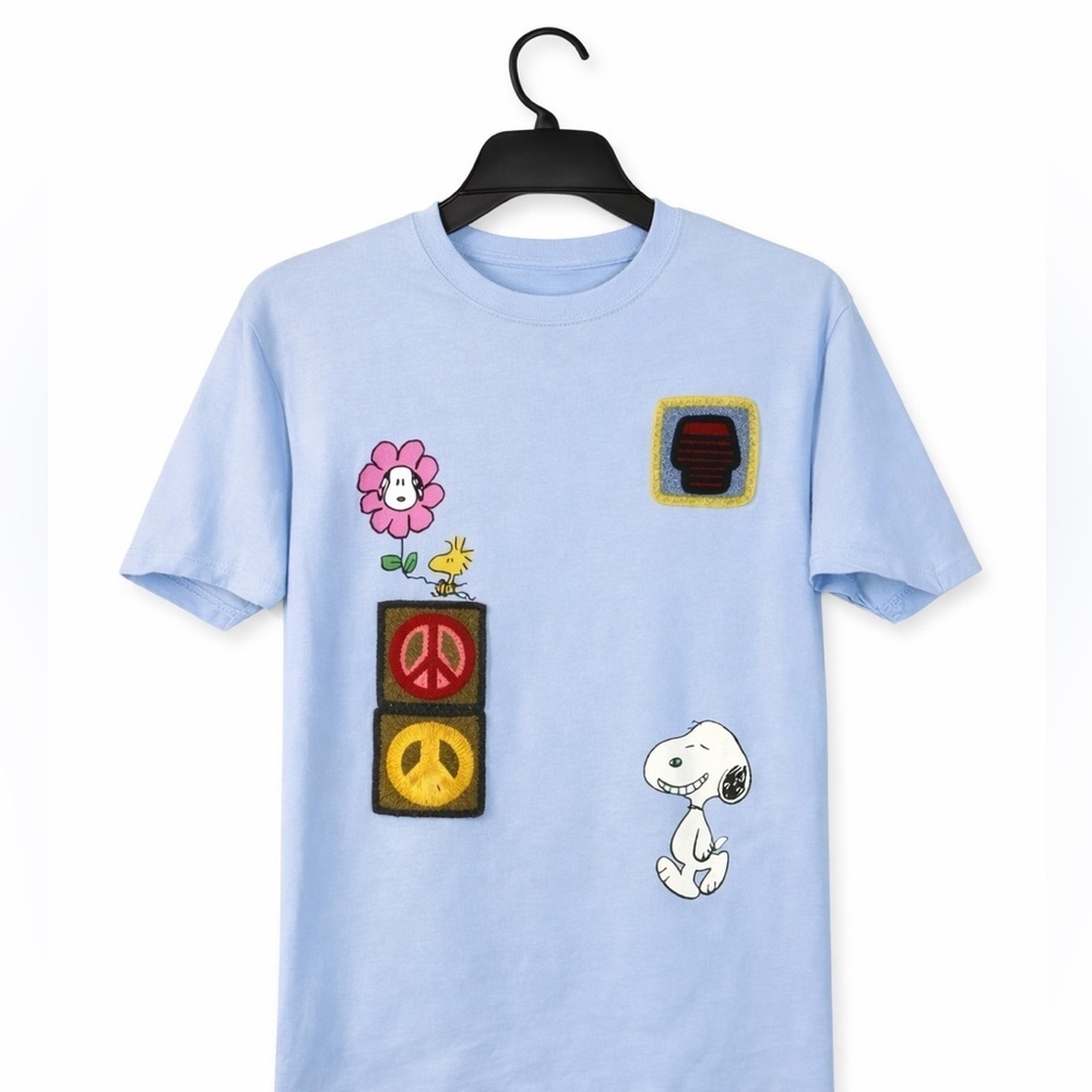 Peanuts Juniors "Keep on Smiling" Sz Large Light Blue T-Shirt W Crocheted design